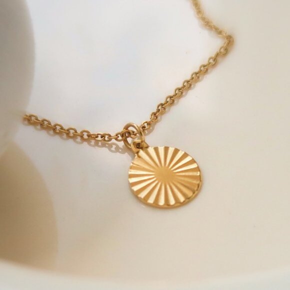 NEW 18K Gold Plated Textured Round Coin Necklace - Picture 1 of 10